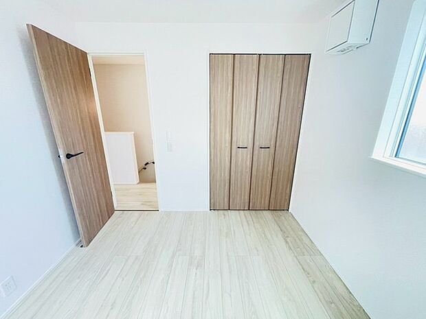 木目の柔らかな風合いが心地よく、日々の暮らしに穏やかな調和をもたらすシンプルな空間です。