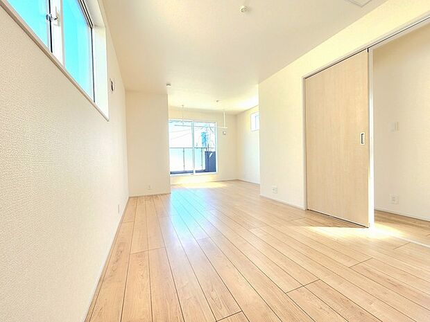 将来的には間仕切りして2部屋に変更可能な洋間。成長に合わせた間取り変更が可能なタイプ。