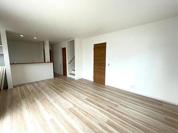 余計な装飾を削ぎ落としたシンプルでフラットな空間が、住まう人の個性を引き立て、日々の暮らしに穏やかな心地よさと広がりをもたらしてくれる、そんな素直で健やかな住まいです