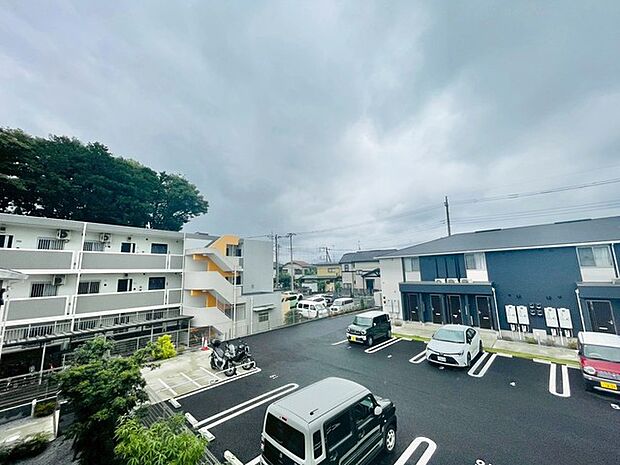 穏やかな空に包まれた、落ち着きある住環境が広がる景色を日常の風景としてお楽しみいただけます。