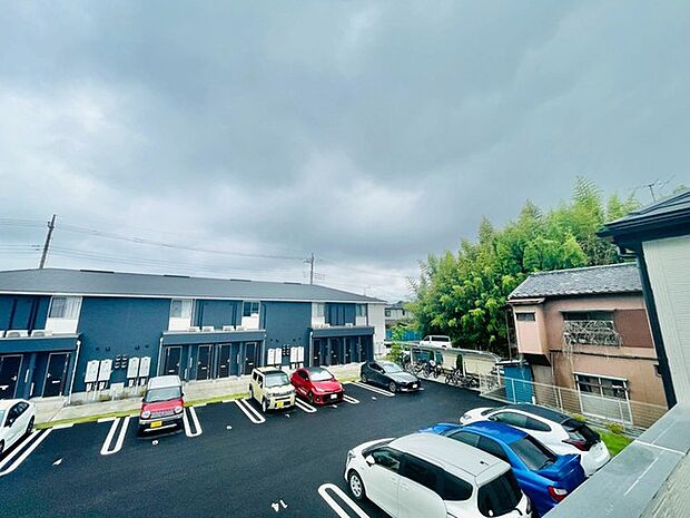 空の広がりと落ち着いた街並みが調和する、開放感あふれる住環境です。
