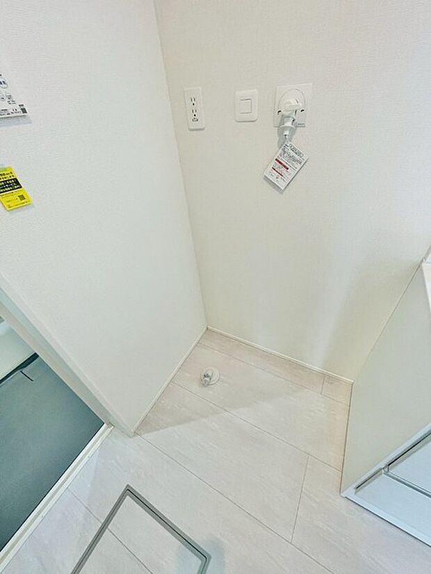 清潔感のある白を基調とした、シンプルで整った印象を与える住空間のワンカットです。
