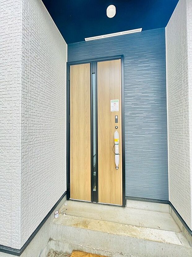 洗練された色使いと素材感のコントラストが、住まいの第一印象をスタイリッシュに演出します。