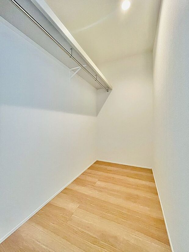 無駄を削ぎ落としたシンプルな空間が、日々の暮らしに心地よいゆとりと整理された心地よさをもたらします。