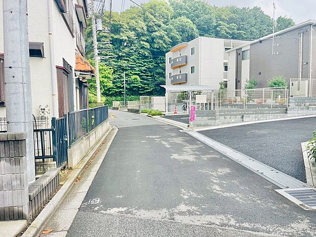 豊かな緑に囲まれ、落ち着いた時間が流れる静かな住環境が日々の暮らしを穏やかに包み込みます。