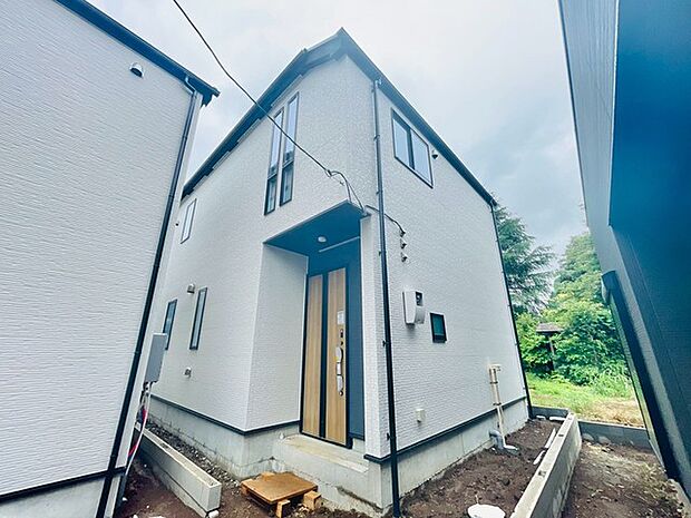 白を基調とした端正なフォルムが、街並みの中で凛とした存在感を放ちます。