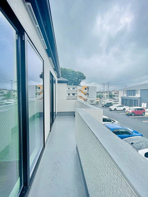 空の広がりを感じながら、外の空気を身近に楽しめるゆとりある開放的な空間です。