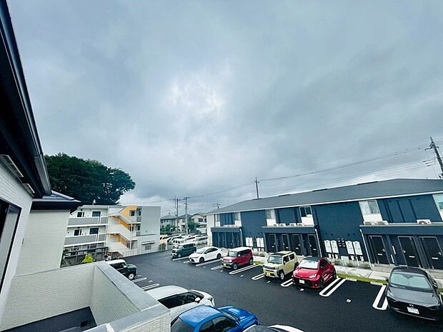 空が広く見渡せる開放的な住環境が、日々の暮らしにゆとりと心地よい落ち着きをもたらします。