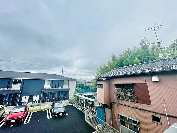 空の広がりを感じる落ち着いた環境で、日々の暮らしに穏やかな心地よさを届けてくれます。
