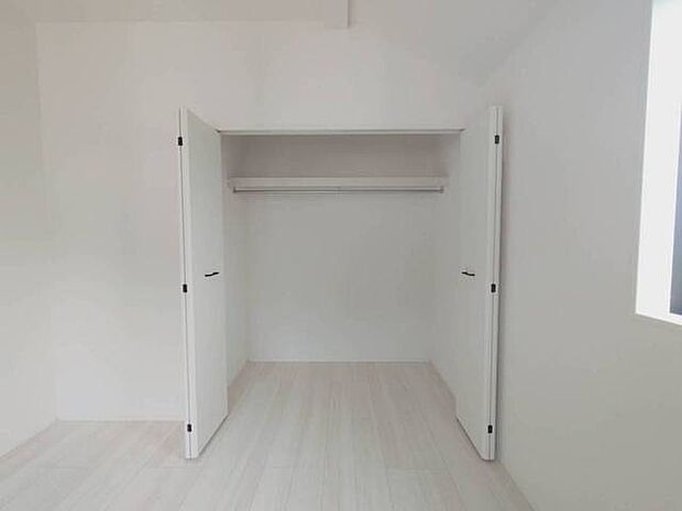 余計な装飾を削ぎ落としたミニマルな空間が、日々の暮らしに心地よい調和と広がりをもたらします。