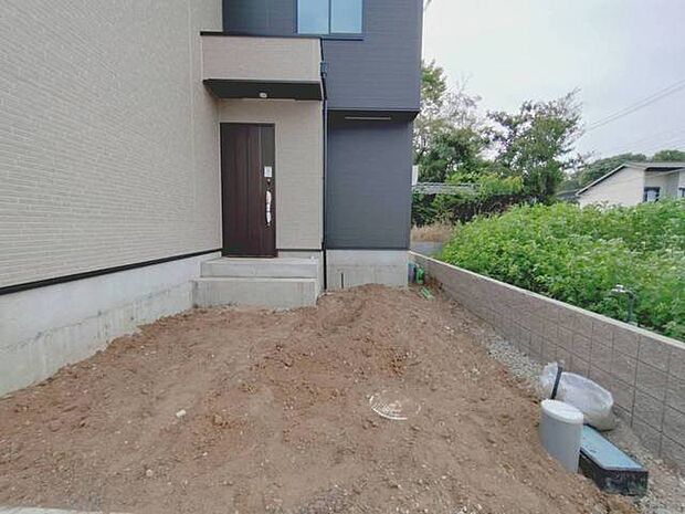 落ち着いた佇まいの外観に調和する、日々の暮らしのベースとなる自由な余白を残した空間です。