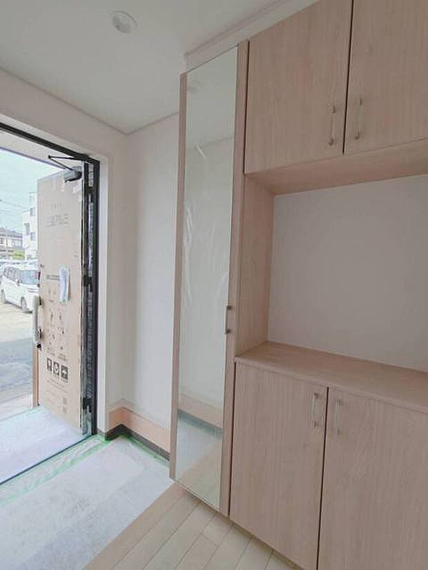 柔らかな木目調の質感が心地よく、無駄のない洗練された空間が日々の暮らしを整えてくれます。