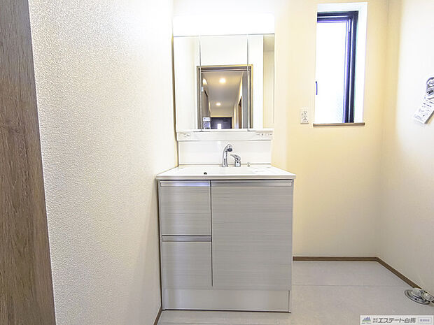 お出かけ前の身だしなみに一歩差がつく三面鏡。 