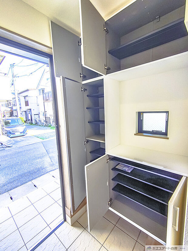 玄関をスッキリ整理。いつも気持ち良く使える玄関収納ボックス付き。 