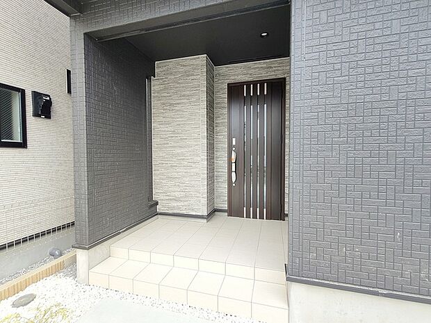 落ち着いた色合いと素材感で、上質な雰囲気を醸し出しています