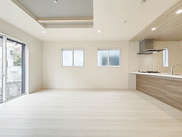 キッチンからはご家族の笑顔を眺めながらお料理して頂けます。毎日の炊事が楽しくなりますね。 