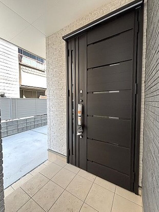 落ち着いたデザインの玄関です。