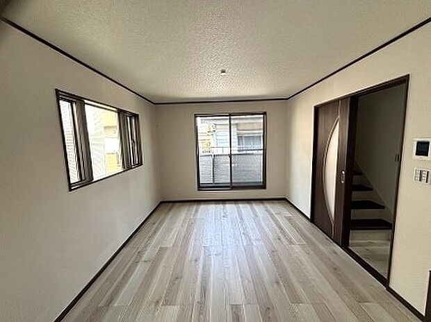 明るい印象の広々とした空間。暮らしに彩りを添えます