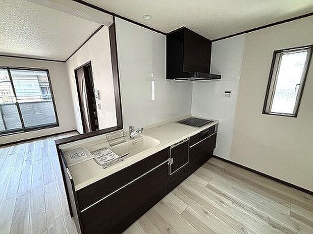 お手入れのしやすいフラットタイプのレンジフードです