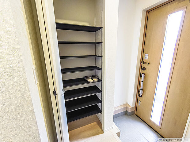 玄関をスッキリ整理。いつも気持ち良く使える玄関収納ボックス付き。