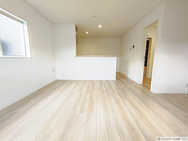 ナチュラルウッドの色合いが、室内にあたたかな雰囲気を運びます。