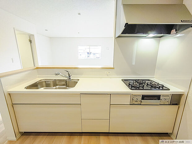 シンプルで機能的なキッチンで、毎日の料理が楽しく