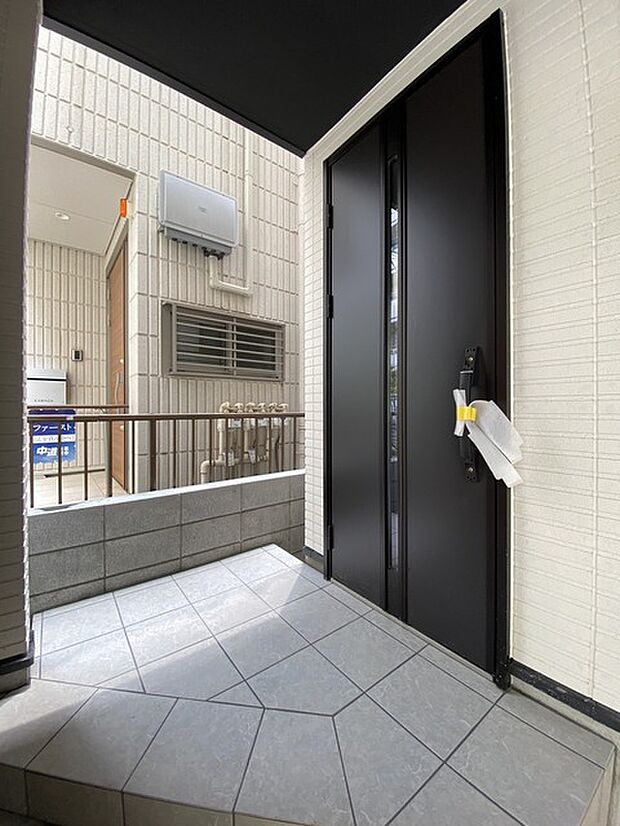 ポーチのついた新築分譲物件。玄関の印象はいかがでしょうか?入口からご覧ください。