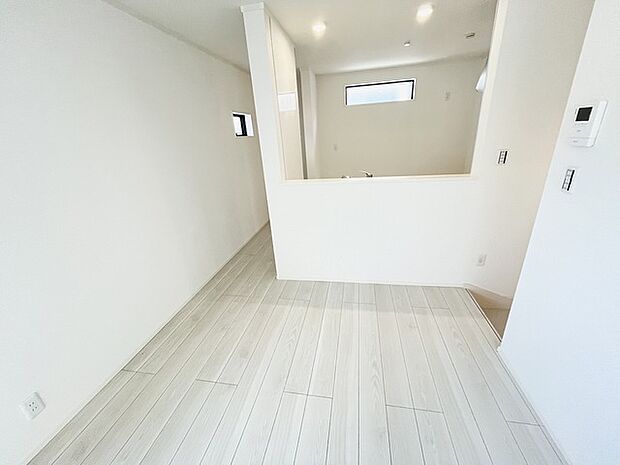 白を基調とした洗練された空間が広がり、心地よい静けさと上質な落ち着きを感じさせます。