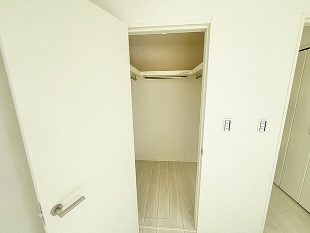 すっきりと整理された空間が広がり、心地よいゆとりを感じさせる落ち着いた佇まい。