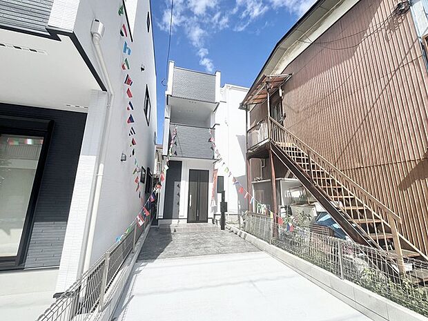 青空の下ですっきりと佇むスタイリッシュな外観が日常に心地よいアクセントを添えます