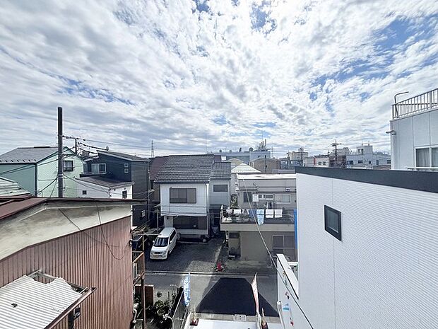 遮るものの少ない開放的な空が広がり、心地よい風とゆとりを感じられる眺望です。