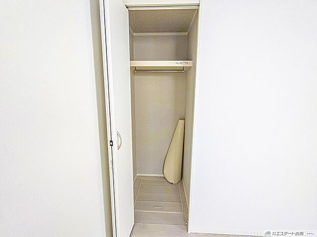 住まい全体の調和を乱さない、シンプルで無駄のない整った空間。日々の暮らしに必要なものをすっきりと収められる、機能美を感じさせる造りが心地よい安らぎの時間を演出します