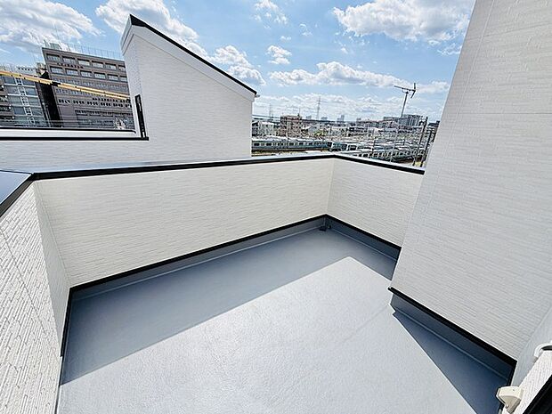 空の広がりを背景に、心地よい開放感を感じられる空間です。街並みを見渡し、日々の移ろいを身近に感じながら、ゆったりとした時間を過ごすことができるプライベートな場所です