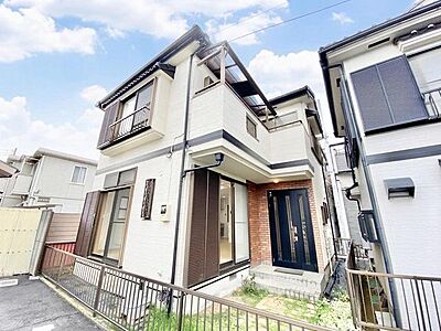 外観:青空に映えるすっきりとした外観。街並みに馴染む落ち着いた佇まいが、日々の暮らしを穏やかに彩ります 外観:青空に映えるすっきりとした外観。街並みに馴染む落ち着いた佇まいが、日々の暮らしを穏やかに彩ります