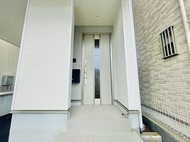 ポーチのついた新築分譲物件。玄関の印象はいかがでしょうか？入口からご覧ください。 