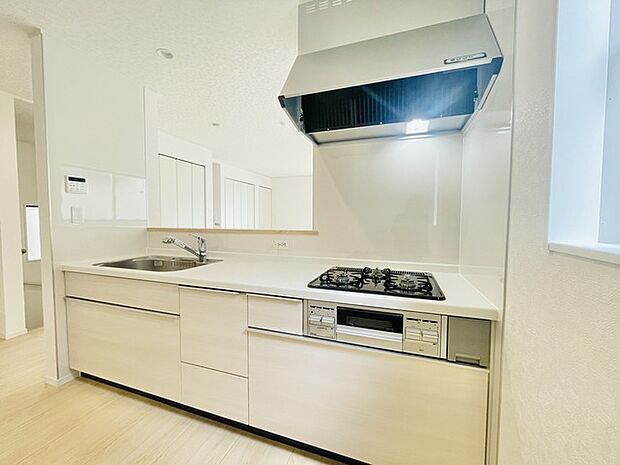 吊戸棚をなくした対面LDKはキッチンに立つ人の視界をワイドにしてくれます。 