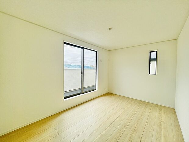 ナチュラルウッドの色合いが、室内にあたたかな雰囲気を運びます。 