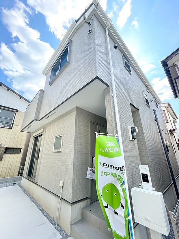 周囲の景色と調和するモダンなデザイン。シンプルでありながらも、確かな存在感を放つ住まいです