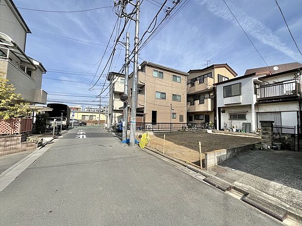 前面道路含む外観