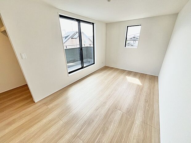 ナチュラルウッドの色合いが、室内にあたたかな雰囲気を運びます。 