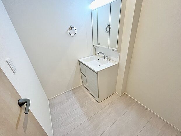 洗面化粧台は清潔感の漂うホワイトをベースカラーに、シンプルなデザインで。 