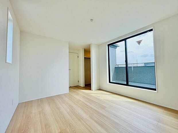 住宅街の2階南向きのお部屋です。日当たりはご覧のとおり。