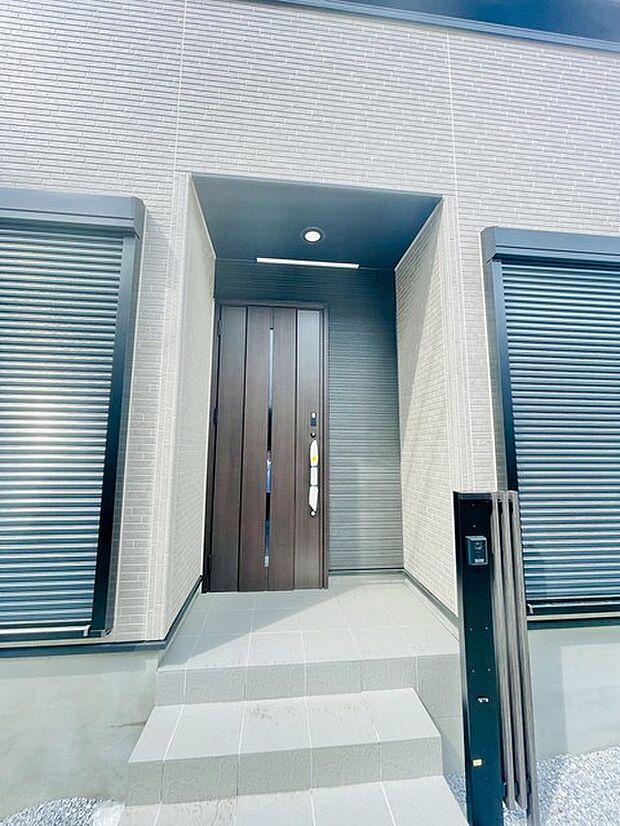 ポーチのついた新築分譲物件。玄関の印象はいかがでしょうか?入口からご覧ください。