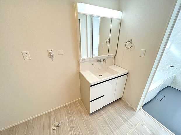 お出かけ前の身だしなみに一歩差がつく三面鏡。 