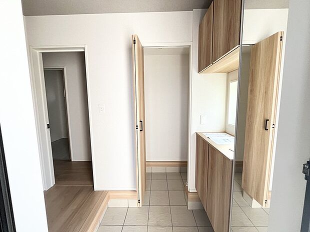 ゴルフバッグにベビーカー、習いごとのお道具等、幅広い用途で活躍するクローゼットが嬉しい。 