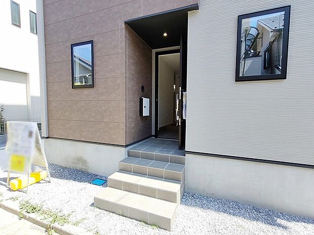 ポーチのついた新築分譲物件。玄関の印象はいかがでしょうか?入口からご覧ください。