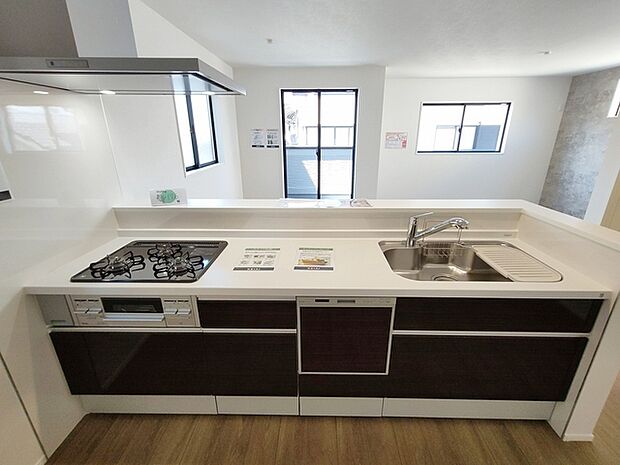 ご家族を近くに感じられる対面キッチン。