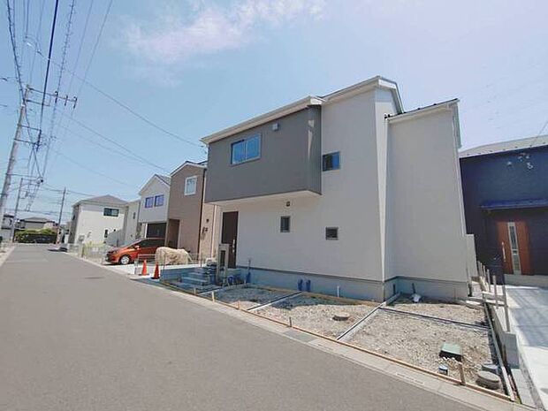 洗練されたツートーンの外観が街並みに馴染み、家族の新しい暮らしを穏やかに受け入れる佇まいです。