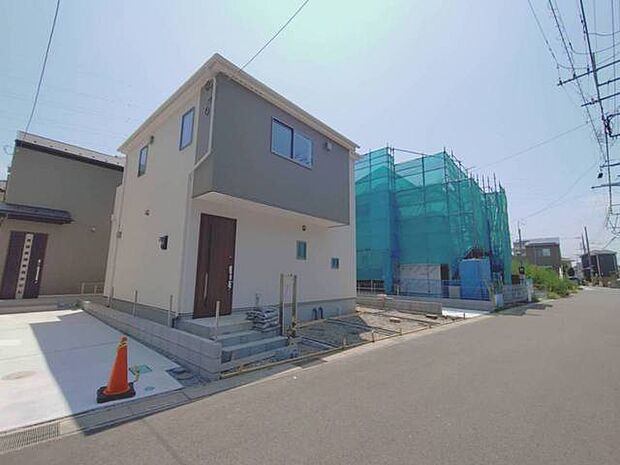 すっきりと洗練された外観が、周囲の街並みに穏やかに溶け込んでいます。