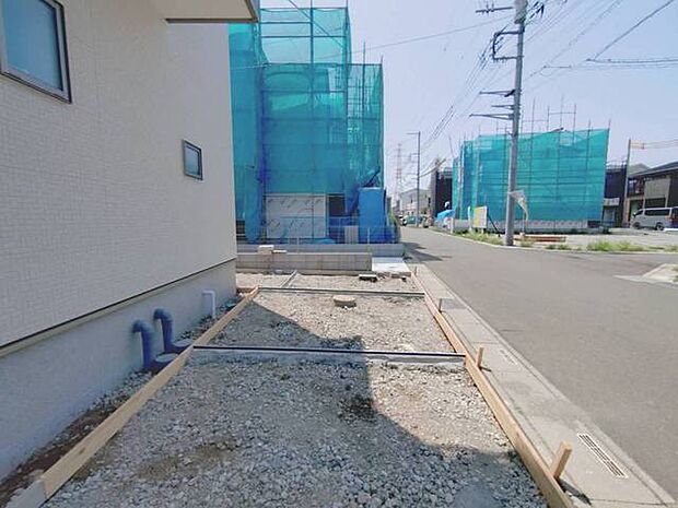 新しい街並みの気配を感じながら、これからの暮らしの可能性が広がる静かな敷地です。